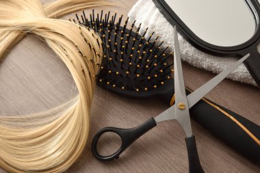 Ahşap masadaki aletlerin detaylarıyla kuaförlük hizmeti kavramı. Manzara yükseldi. Yatay bileşim.