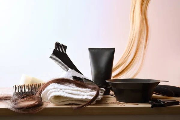 Nástroje Pro Barvení Opravy Vlasů Dřevěném Stole Dvojbarevné Izolované Pozadí — Stock fotografie