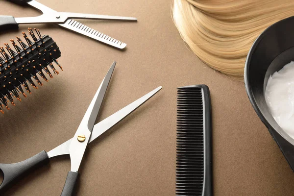 Detail Kadeřnických Nástrojů Pro Stříhání Barvení Vlasů Hnědém Stole Nůžkami — Stock fotografie