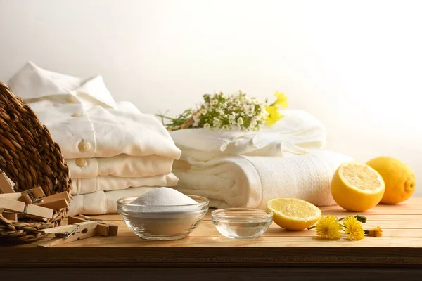 Alternatif giysi temizleme ürünleri ahşap masa üzerinde giysiler ve izole bir arka plan. Ön manzara. Yatay bileşim.