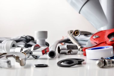 Tesisat malzemeleri ve beyaz aletler. Ön manzara. Yatay bileşim.