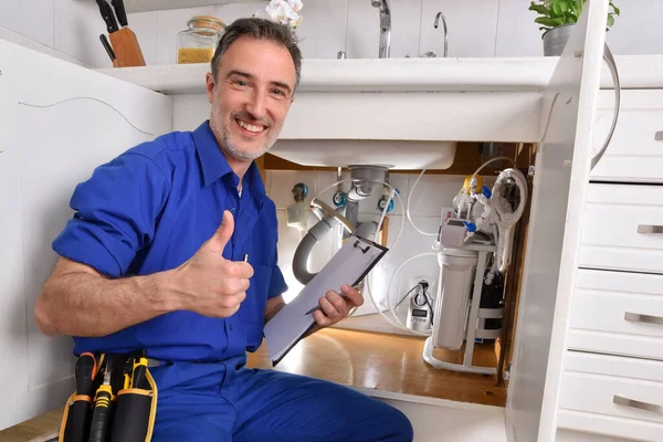 Sanitair Technicus Controleren Waterinstallatie Onder Gootsteen Van Een Woonkeuken Met — Stockfoto
