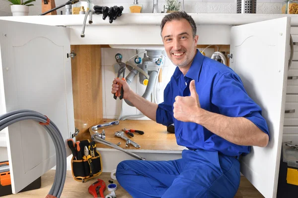 Plumber Repairing Leak Sink House Tools Smiling Hand Gesture Horizontal — Stockfoto