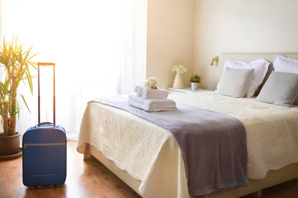 Very Bright Hotel Room Clean White Towels Bed Suitcase — Fotografia de Stock