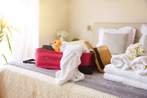 Open Pink Suitcase Women Vacation Clothes Objects Bed Bright Hotel — Fotografia de Stock