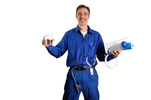 Técnico Tratamiento Agua Mostrando Vaso Agua Purificada Con Filtros Herramientas — Foto de Stock