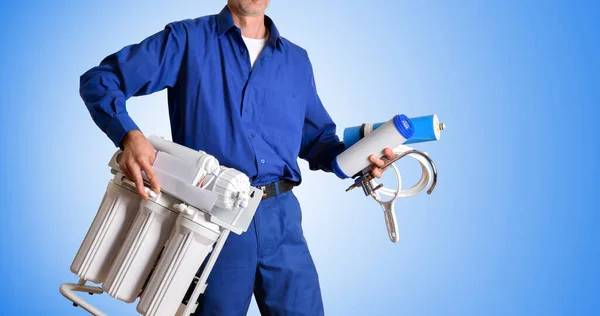 파란색 작업복을 역삼투를 유지하고 수리하기 도구와 부품을 기술자 — 스톡 사진