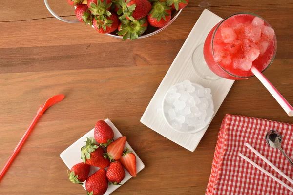 Jordgubbsgranita Träbord Med Mogna Frukter Högst Upp Horisontell Sammansättning — Stockfoto