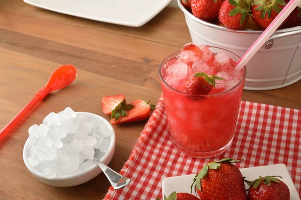 成熟草莓果粒 木桌上有大量冰块 碗里有冰块 篮子里有草莓 高瞻远瞩1 横向构成 — 图库照片