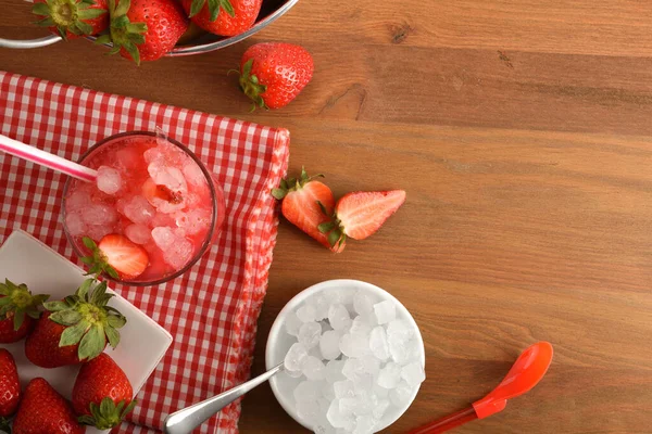 成熟草莓果粒 木桌上有大量冰块 碗里有冰块 篮子里有草莓 顶部视图 横向构成 — 图库照片