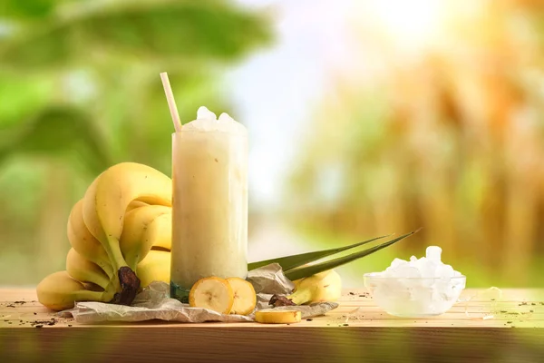 Bananengranita Met Fruit Eromheen Een Houten Tafel Buiten Met Bananenplantages — Stockfoto