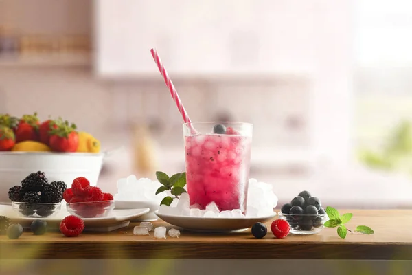 フルーツと氷で森の飲み物の果物とのリフレッシュキッチンベンチにそれの周り 正面図 水平構成 — ストック写真