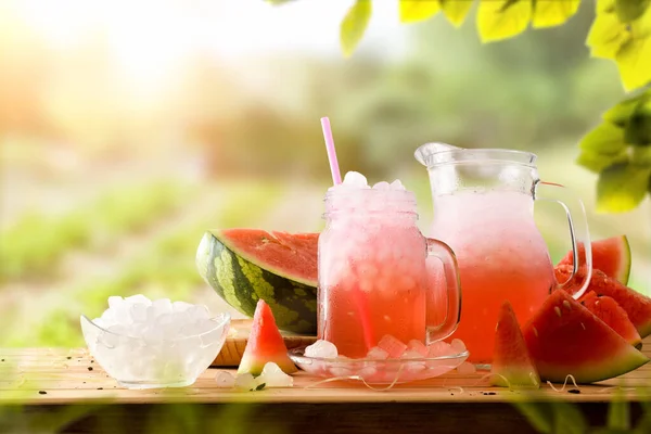 Glas Kruik Met Natuurlijke Watermeloen Drinken Met Veel Ijs Een — Stockfoto