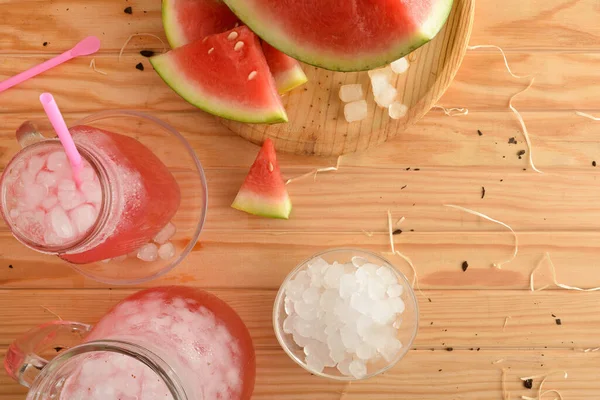 Glas Mit Natürlichem Wassermelonengetränk Mit Eis Auf Einem Holztisch Mit — Stockfoto