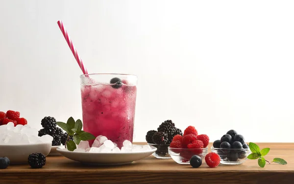 带有水果和冰块的浆果饮料 周围有白色的隔离背景 前面的景色1 横向构成 — 图库照片