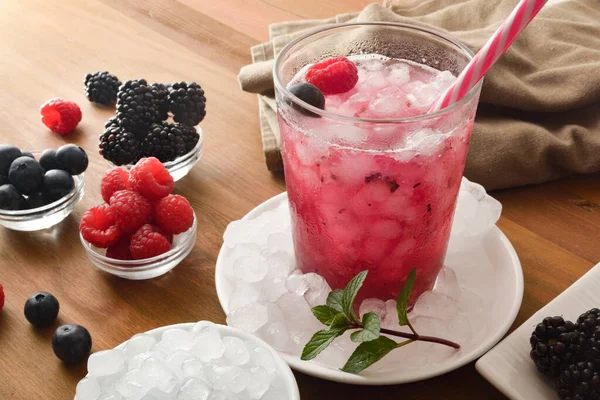 Fruitdrank Met Bramen Frambozen Bosbessen Houten Tafel Met Bakken Vol — Stockfoto