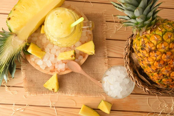 Granita Ananas Appena Fatta Con Frutta Intorno Tavolo Legno All — Foto Stock