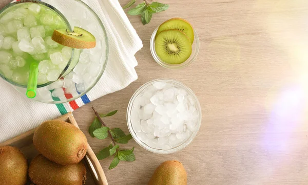 Kiwi Bevanda Fredda Sul Tavolo Legno Estate Con Frutta Ciotola — Foto Stock