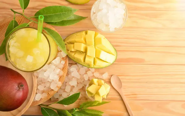 Detail Eines Glases Mit Mangosaft Mit Eis Auf Einem Holztisch — Stockfoto