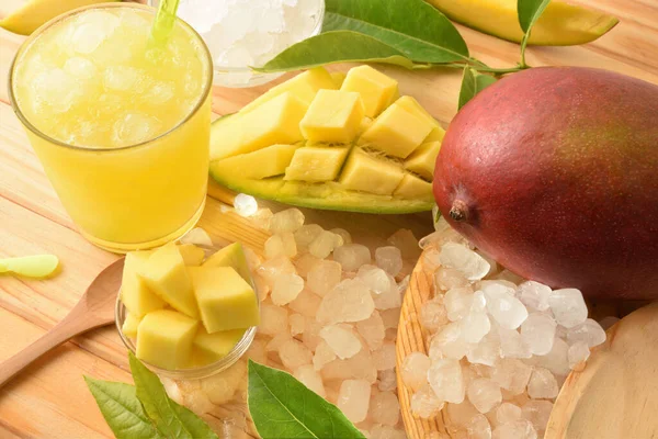 Dettaglio Bicchiere Con Succo Mango Con Ghiaccio Tavolo Legno Con — Foto Stock