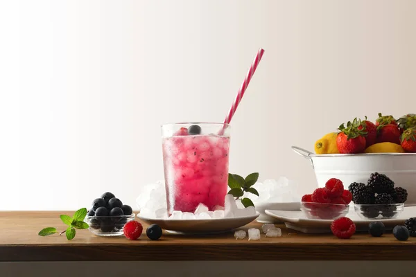 Πίνετε Μούρα Φρούτα Και Πάγο Γύρω Λευκό Απομονωμένο Φόντο Μπροστά — Φωτογραφία Αρχείου