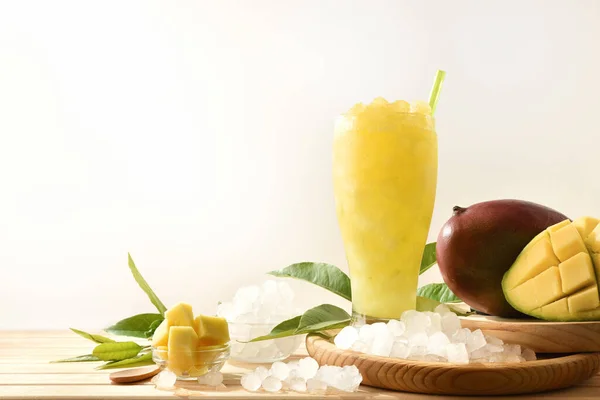 Dettaglio Bicchiere Con Succo Mango Con Ghiaccio Tavolo Legno Con — Foto Stock