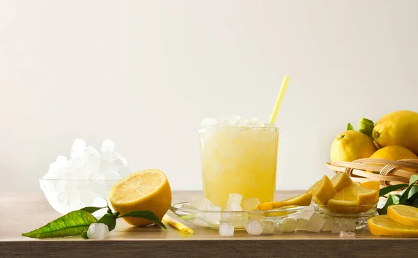 Fondo Con Detalle Bebida Limón Con Mucho Hielo Sobre Mesa — Foto de Stock
