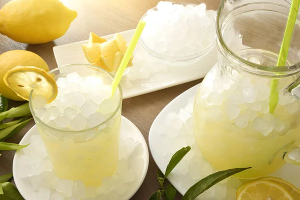 Sfondo Con Dettaglio Bevanda Limone Con Tanto Ghiaccio Sul Tavolo — Foto Stock