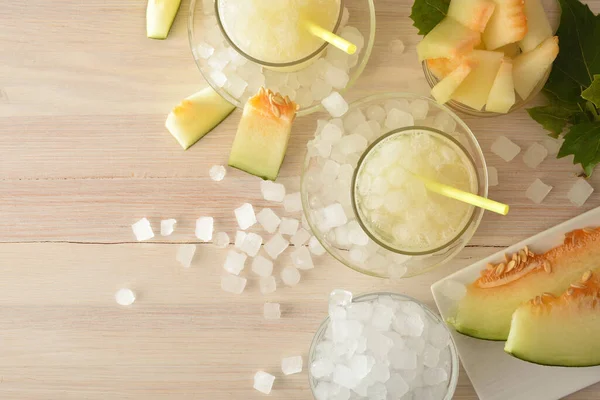 Achtergrond Met Glazen Met Ijs Meloen Drinken Witte Houten Tafel — Stockfoto