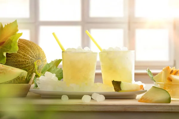 Due Bicchieri Con Bevanda Melone Ghiacciato Piatto Pieno Ghiaccio Tritato — Foto Stock