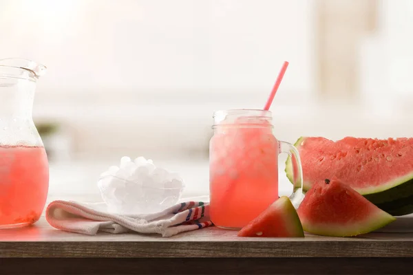 Aguanieve Sandía Con Fruta Rodajas Hielo Desmenuzado Escudilla Mesa Madera — Foto de Stock