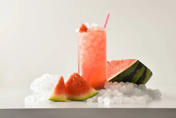 Görögdinnye Jégkása Magas Üvegben Gyümölcsökkel Zúzott Jéggel Körülötte Fehér Asztalon — Stock Fotó