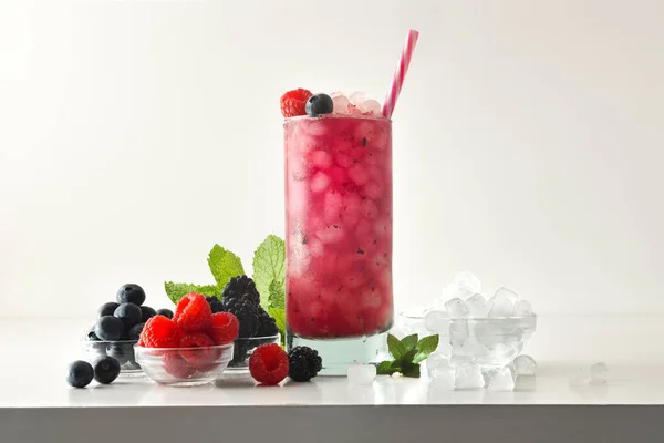 Bessen Slush Drank Met Fruit Ijs Geïsoleerde Achtergrond — Stockfoto