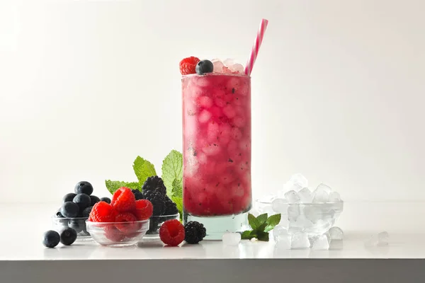 Bebida Aguanieve Bayas Con Fruta Hielo Fondo Aislado — Foto de Stock