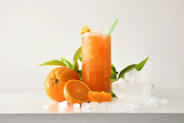Narancs Jégkása Magas Üvegben Gyümölcsökkel Zúzott Jéggel Körülötte Fehér Asztalon — Stock Fotó