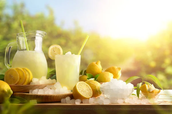 Limonádé Jéggel Egy Kancsóban Üveg Egy Asztalon Gyümölcs Zúzott Jég — Stock Fotó