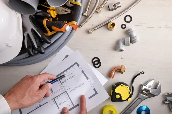 Engineer Showing Scheme Water Installation Table Tools Material Development Project — Stockfoto