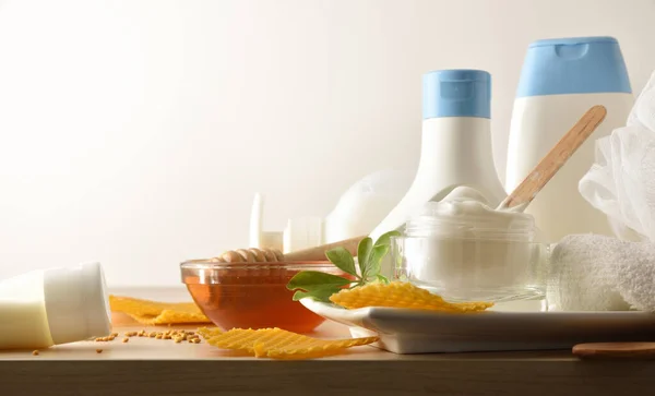 Produtos Cosméticos Com Extratos Mel Para Higiene Pessoal Mesa Madeira — Fotografia de Stock