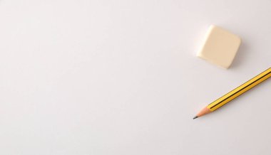 Beyaz kağıda silgi ve kalemle eğitim geçmişi. Üst görünüm.