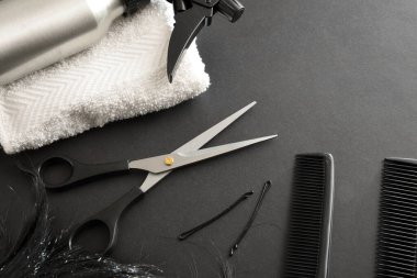 Temel kavramsal kuaförlük arka planı, iki makas ve siyah arka plan ve yazmak için alan. Üst düzey görüş. Yatay bileşim.