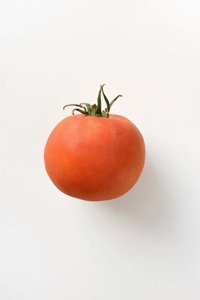 토마토 전체를 썰어서 놓는다 수직적 — 스톡 사진