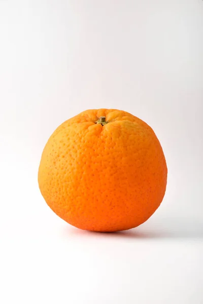 Ripe Whole Orange Fruit Detail Isolated White Table Vertical Composition — Stock Photo, Image