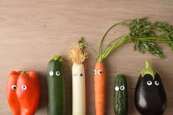 Fondo Con Verduras Divertidas Con Ojos Mesa Madera Nutrición Infantil — Foto de Stock