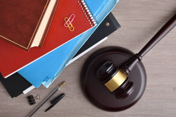 本やクラスツールで法律のキャリアを勉強し 木製のテーブルの上に砂利の概念 トップ表示 — ストック写真