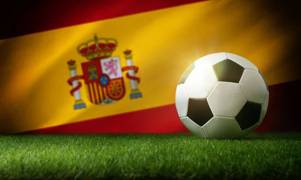 Состав Сборной Испании Классическим Мячом Траве Флагом Заднем Плане Вид — стоковое фото