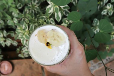 muz suyu, milkshake oe muzlu milkshake ve krem şantili.