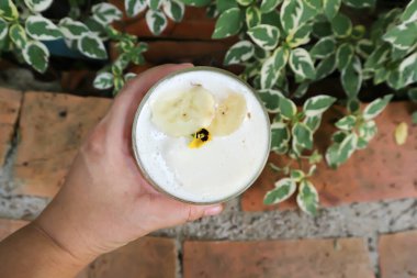 muz suyu, milkshake oe muzlu milkshake ve krem şantili.