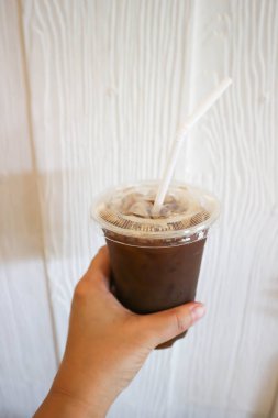 Amerikan kahvesi ya da buzlu americano kahvesi, soğuk kahve ya da masada buzlu kakao.