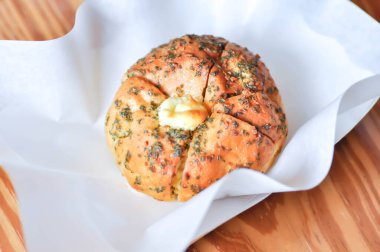 Sarımsaklı ekmek ya da peynirli çörek, servis için mozzarella peynirli çörek.