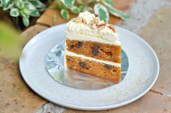 carrot cake with almond topping , almond cake for serve